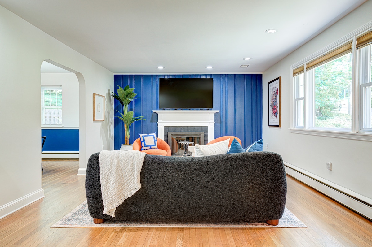 Spacious House | Berwyn | Patio | Hosted StayRafa