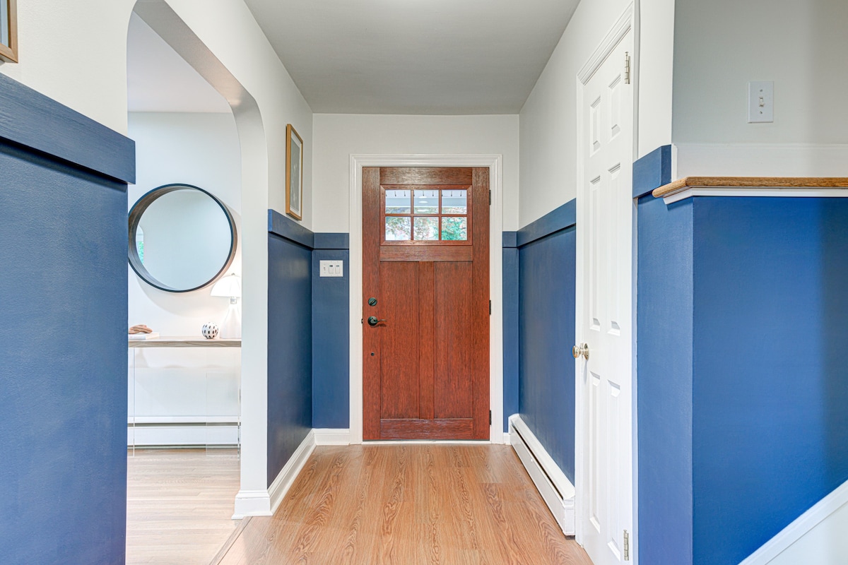 Spacious House | Berwyn | Patio | Hosted StayRafa