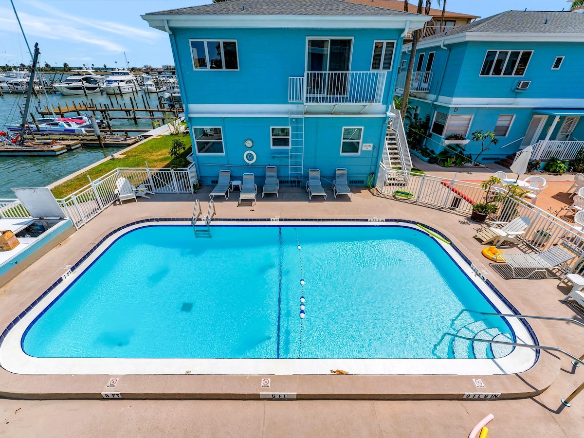 Sunlit Condo, Heated Pool, across from Beach!