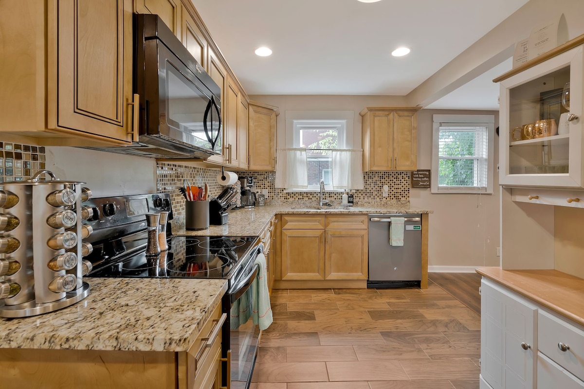 Spacious 3 bedroom home 3 miles to DT!