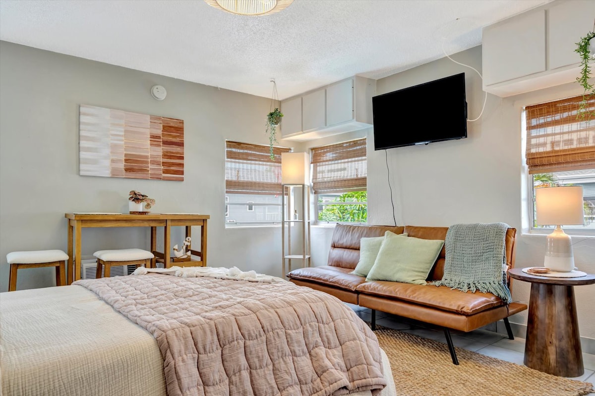 Resort Condo just 2 Blocks from Clearwater Beach!