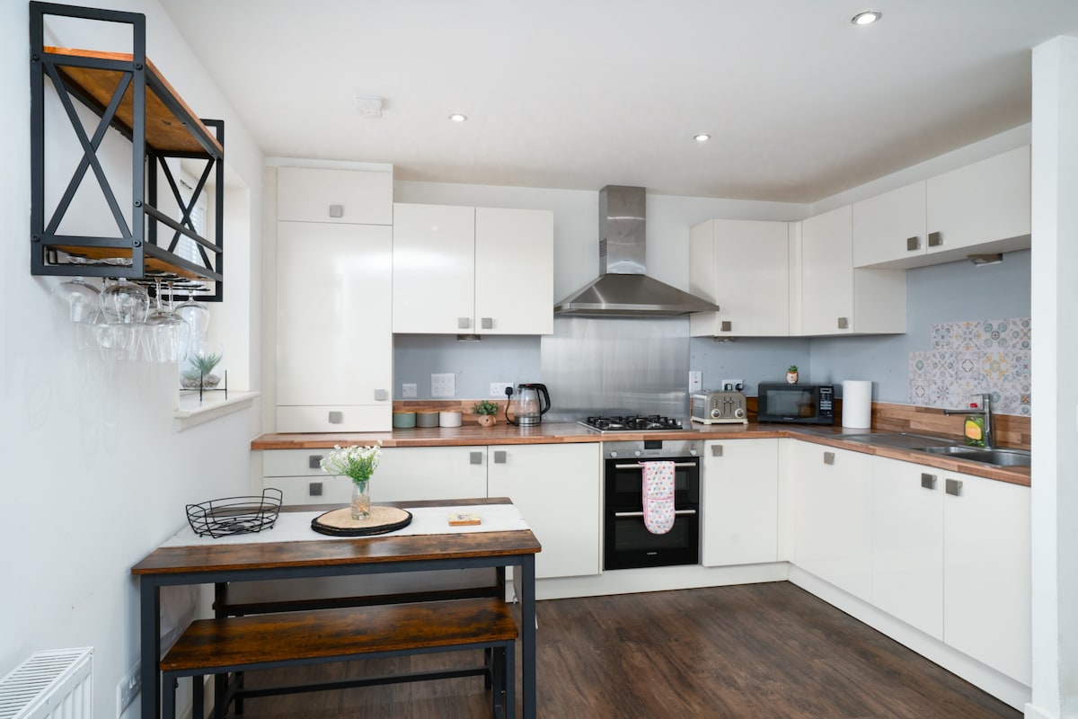 Near Airport - Free Parking