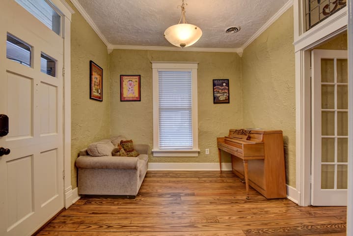 Midtown Charm walkable to Overton Square