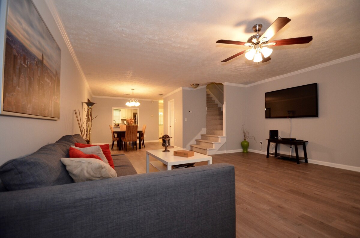 The Cozy Pearl Townhome - 10 mins to horse park!