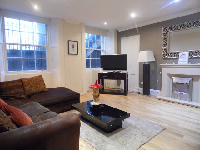 Stunning, Spacious, 2 bedroom Finnieston Apt, private parking and...
