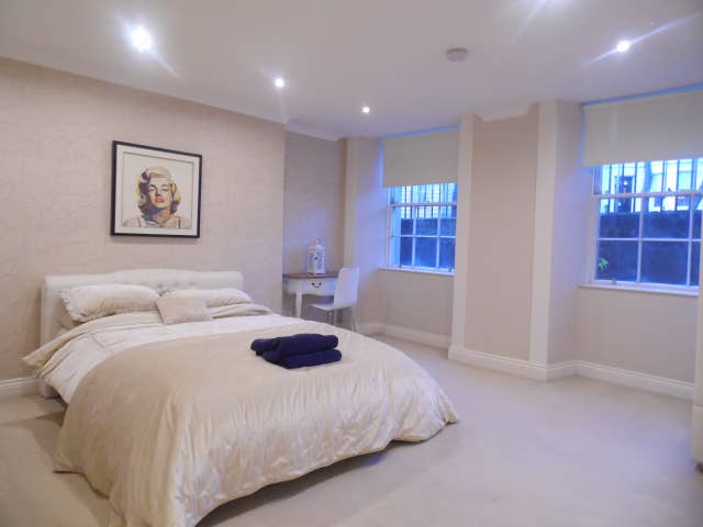 Stunning, Spacious, 2 bedroom Finnieston Apt, private parking and...