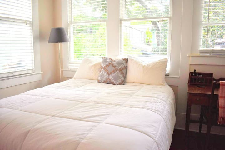 Bright, Cozy 1 bedroom