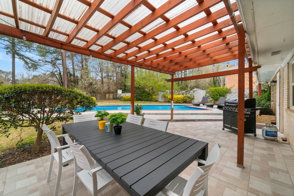 Pool retreat near Atlanta, sleeps 14