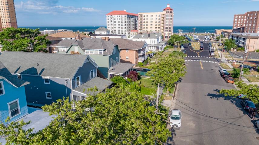 Huge Modern 4BR Apt. Porch&Parking, 2 Blks to Bch!