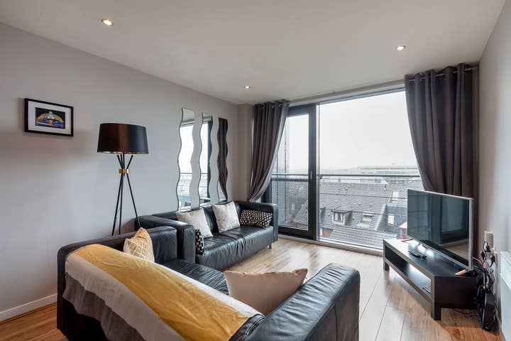 Close to Hydro/SECC: Modern Riverside Apt with Parking