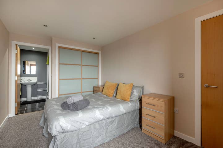Close to Hydro/SECC: Modern Riverside Apt with Parking