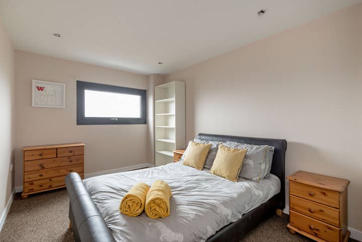 Close to Hydro/SECC: Modern Riverside Apt with Parking