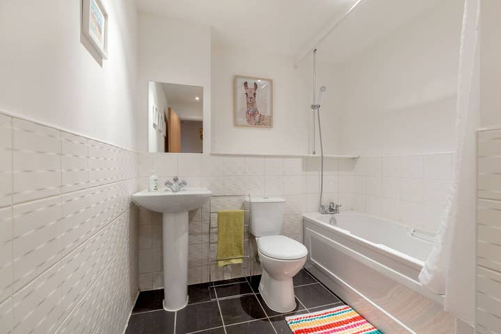 Close to Hydro/SECC: Modern Riverside Apt with Parking