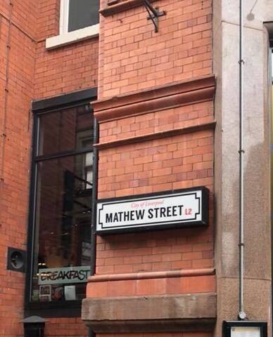 Awesome Mathew St 2 Bed duplex 2 bed sleeps 6 - Photo 36