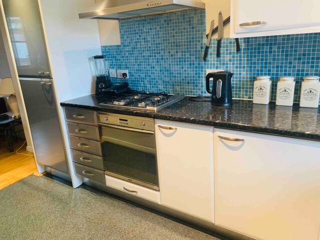 Awesome Mathew St 2 Bed duplex 2 bed sleeps 6 - Photo 15