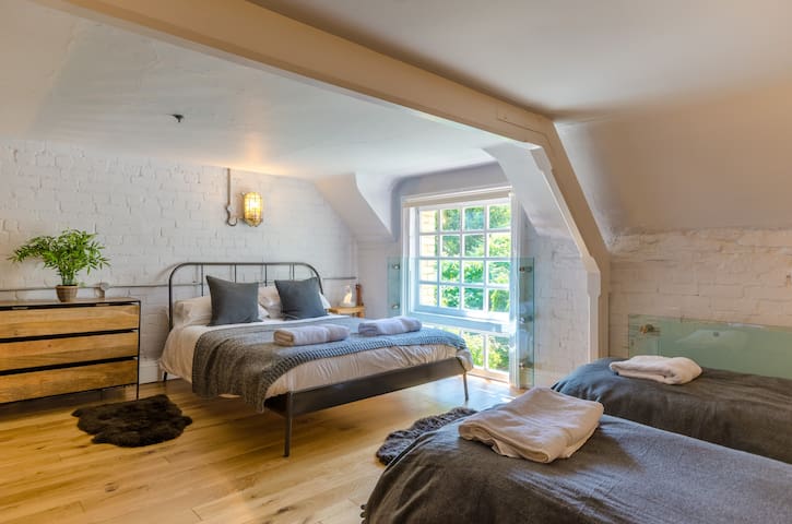 Victorian Schoolhouse w/ Hot Tub & Harbour Views - Foto 16