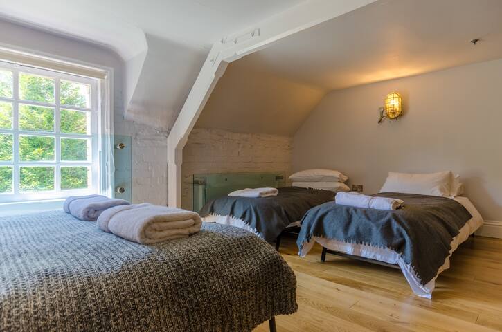 Victorian Schoolhouse w/ Hot Tub & Harbour Views - Foto 17