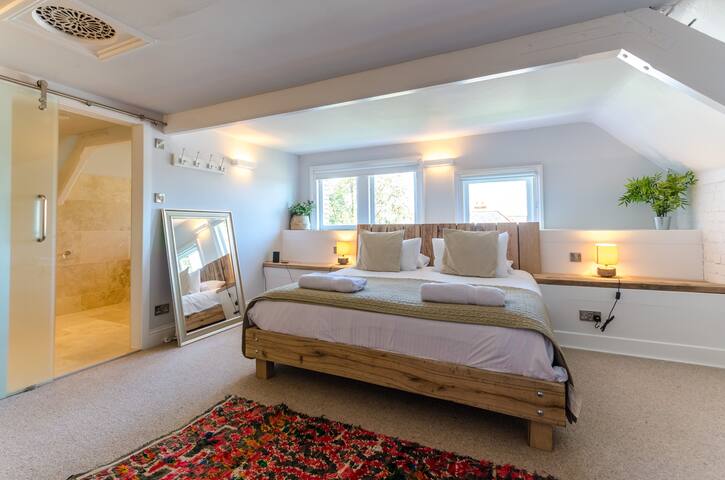 Victorian Schoolhouse w/ Hot Tub & Harbour Views - Foto 10