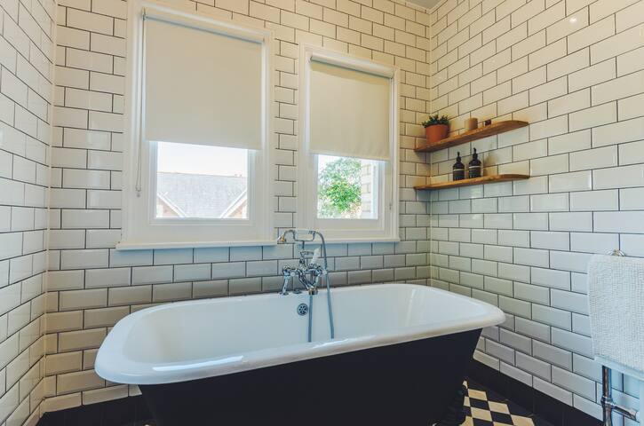 Victorian Schoolhouse w/ Hot Tub & Harbour Views - Foto 9