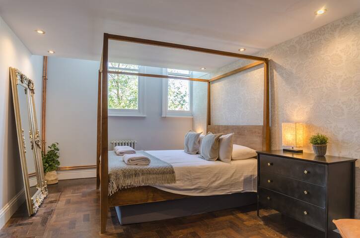 Victorian Schoolhouse w/ Hot Tub & Harbour Views - Foto 8