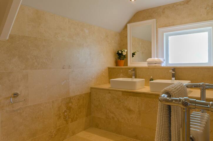 Victorian Schoolhouse w/ Hot Tub & Harbour Views - Foto 11