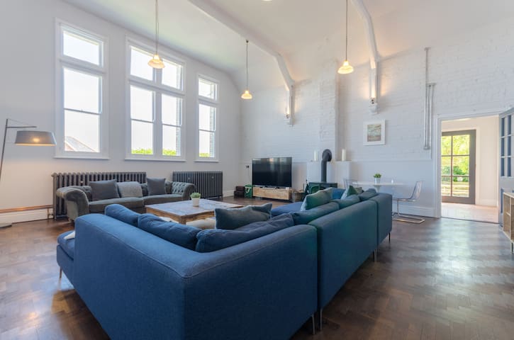 Victorian Schoolhouse w/ Hot Tub & Harbour Views - Foto 13