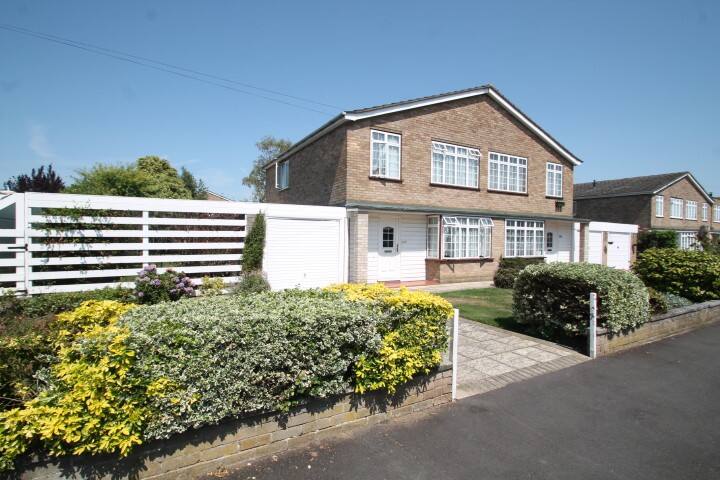 Beautiful 3 Bedroom Home in Staines Private Parking, Garden, Near...