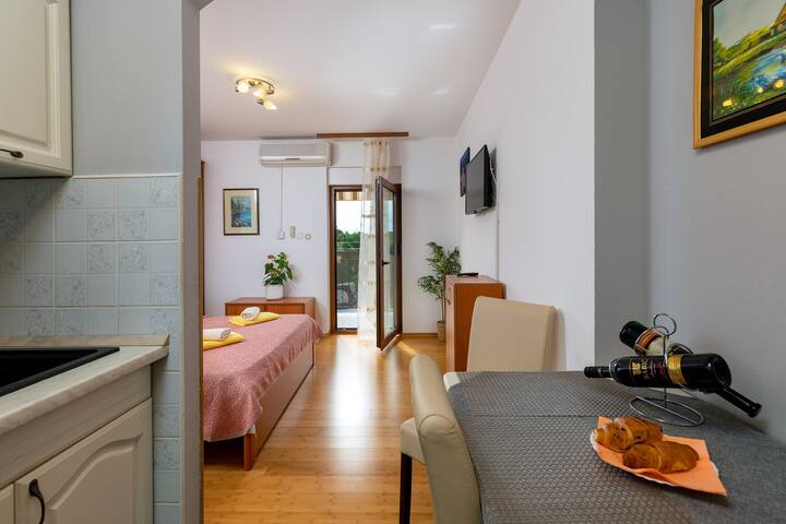 Apartments Kristina - Studio for 2 with balcony A2