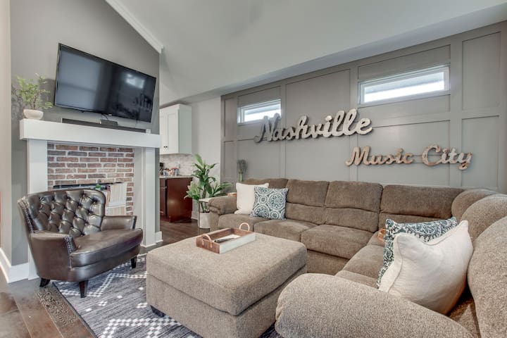 Spacious Home 2 Miles From Broadway! - Photo 3