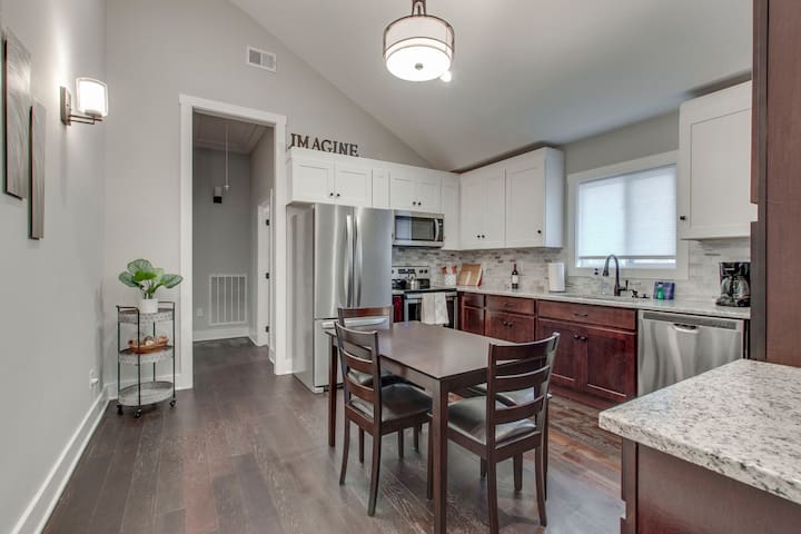 Spacious Home 2 Miles From Broadway! - Photo 7