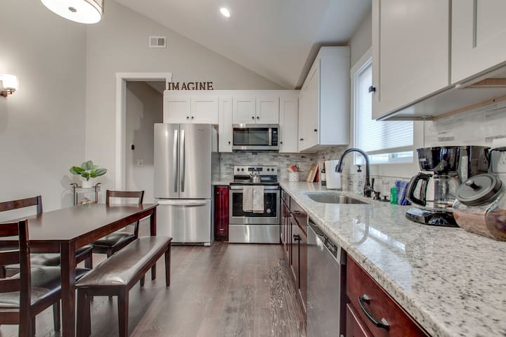 Spacious Home 2 Miles From Broadway! - Photo 2