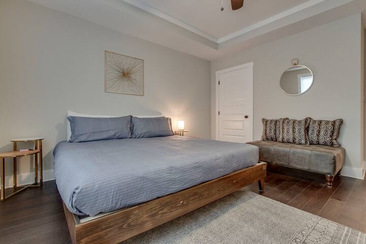 Spacious Home 2 Miles From Broadway! - Photo 9
