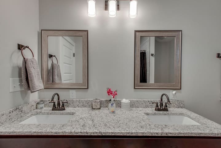Spacious Home 2 Miles From Broadway! - Photo 12