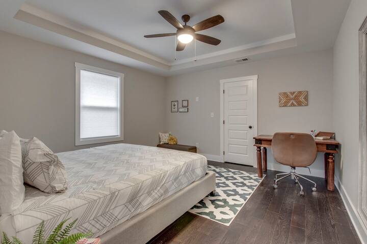Spacious Home 2 Miles From Broadway! - Photo 14