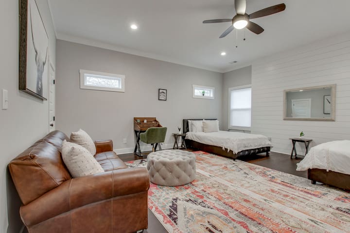 Spacious Home 2 Miles From Broadway! - Photo 16