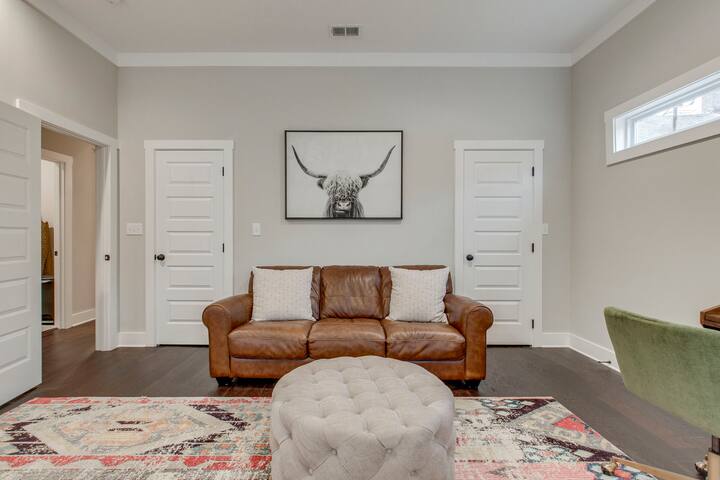 Spacious Home 2 Miles From Broadway! - Photo 17