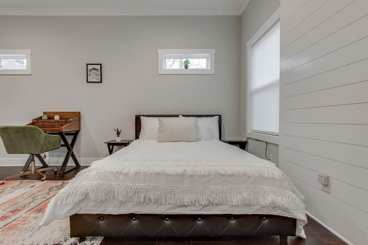 Spacious Home 2 Miles From Broadway! - Photo 19
