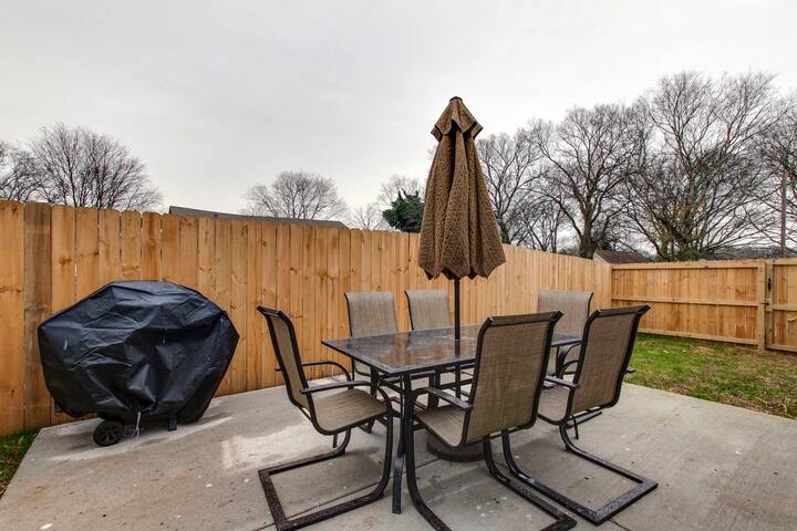 Spacious Home 2 Miles From Broadway! - Photo 23