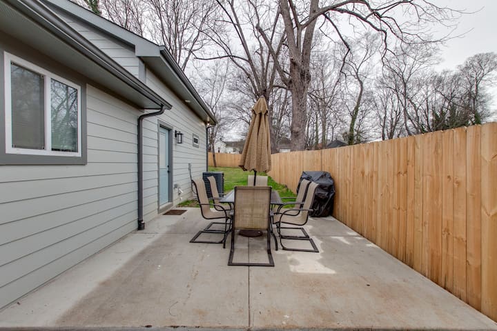 Spacious Home 2 Miles From Broadway! - Photo 24