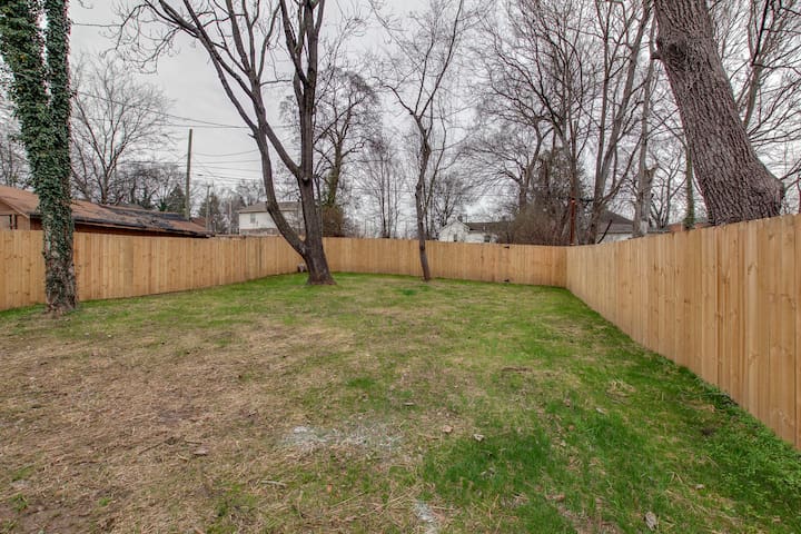 Spacious Home 2 Miles From Broadway! - Photo 25