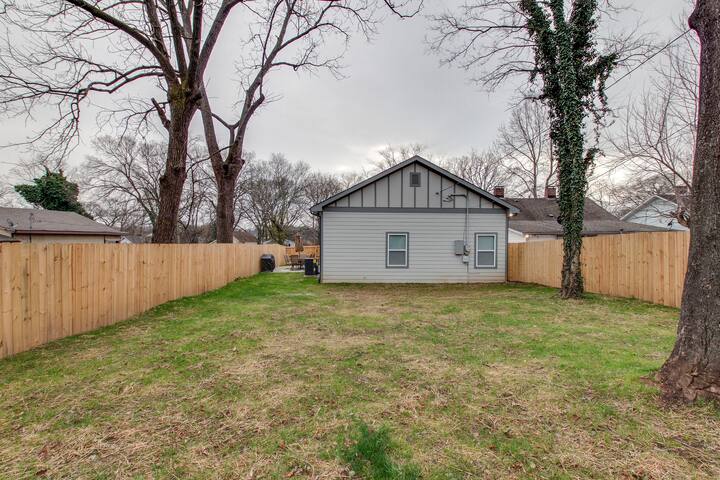 Spacious Home 2 Miles From Broadway! - Photo 26