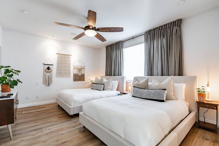 Your Trendy San Diego Home, 2-Bedroom with Private 2-Car Garage