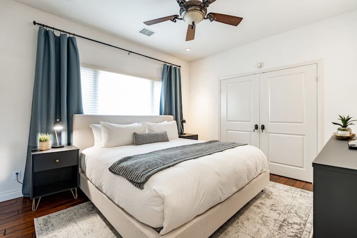 Your Trendy San Diego Home, 2-Bedroom with Private 2-Car Garage