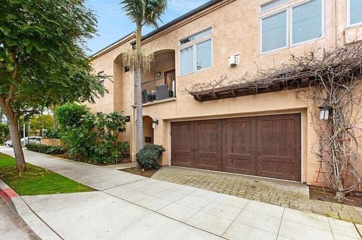 Your Trendy San Diego Home, 2-Bedroom with Private 2-Car Garage