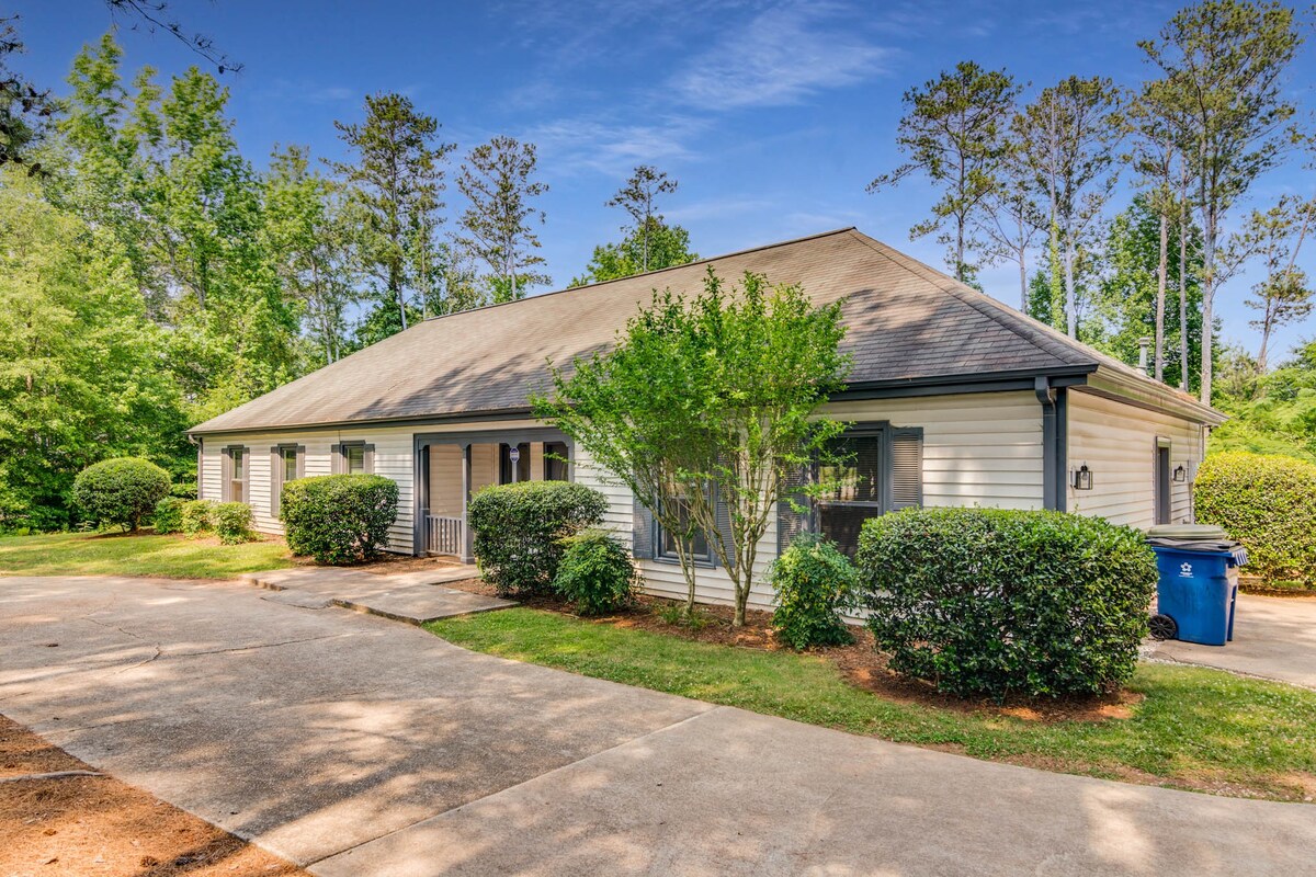 Poolside Conyers retreat, sleeps 8