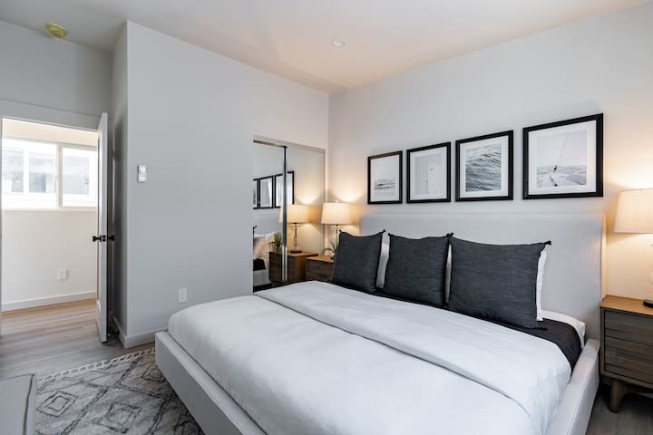 The Rosemont II - 2BR La Jolla Gem Near the Beach