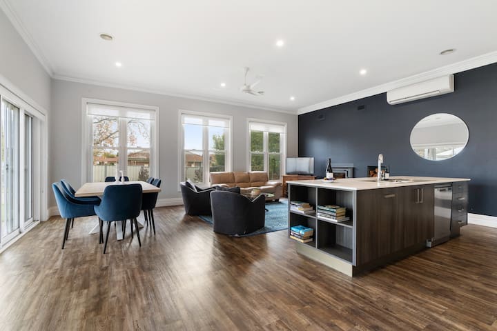 'Barton House' - Ideal Location, Stroll to CBD