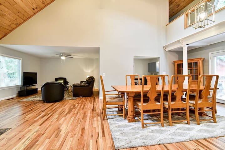 Blk Mtn home, King beds, fire pit, 15 mi to DT AVL