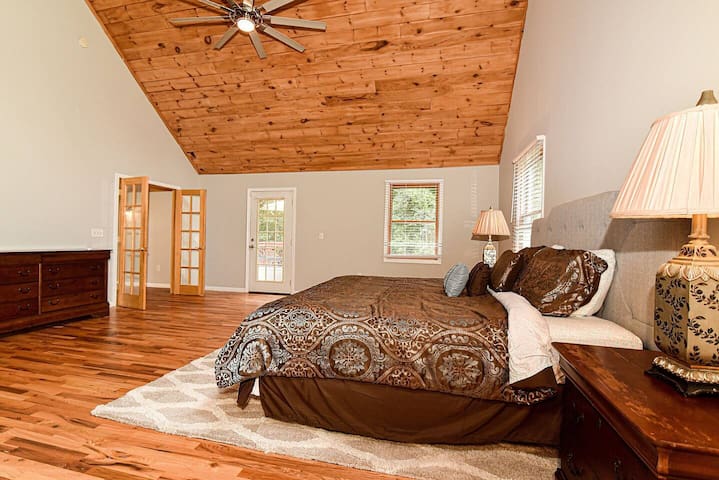 Blk Mtn home, King beds, fire pit, 15 mi to DT AVL