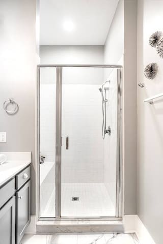 Luxury Apartment Near Emory Hospital & University - Picture 12